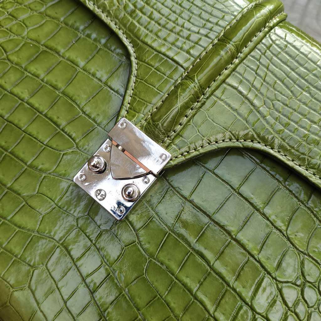 Túi xách túi đeo thiết kế đường Nẹp giữa. Da bụng cá sấu Xanh chuối dịu dàng!