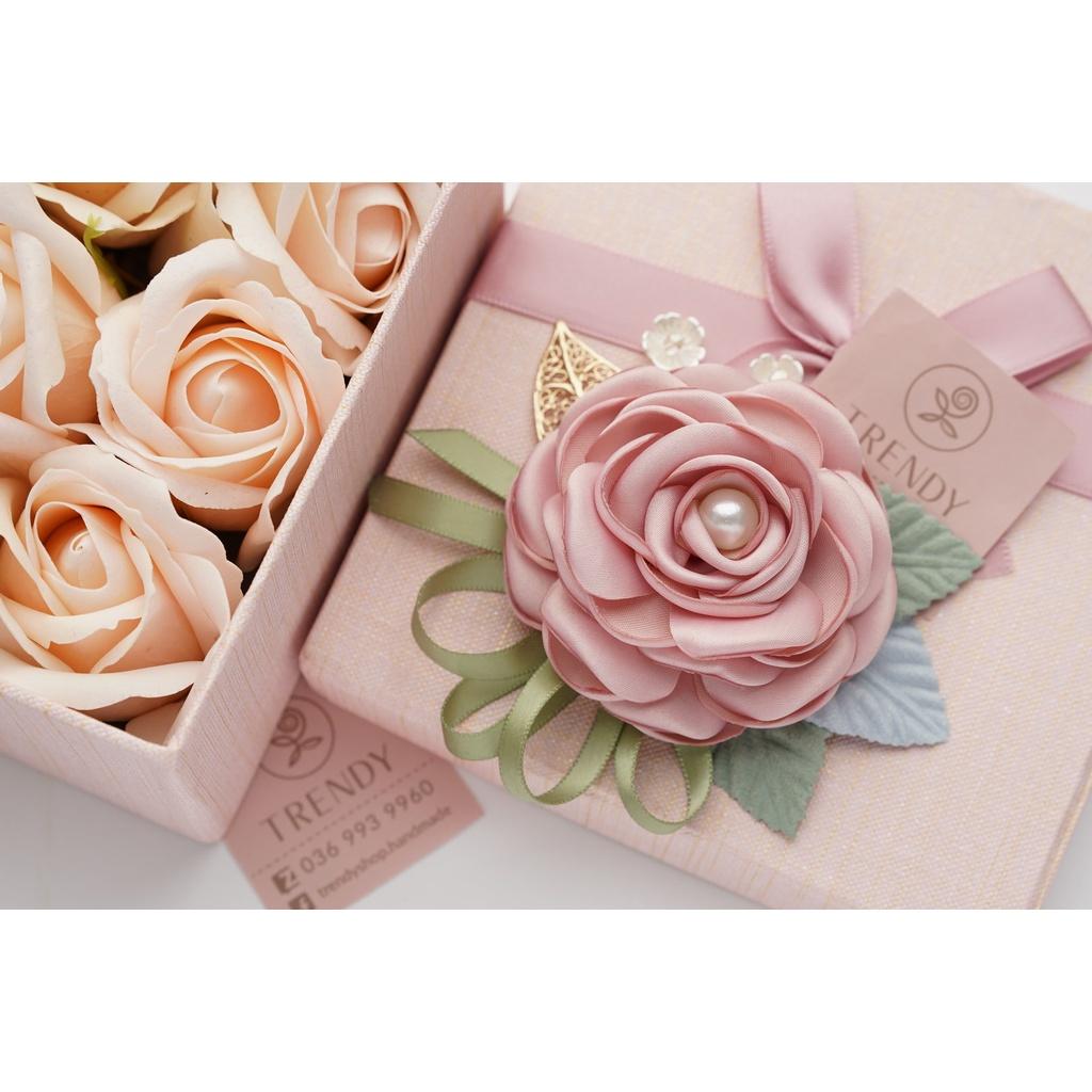 Hoa cài áo mẫu hoa hồng nhụy trai ruy băng satin