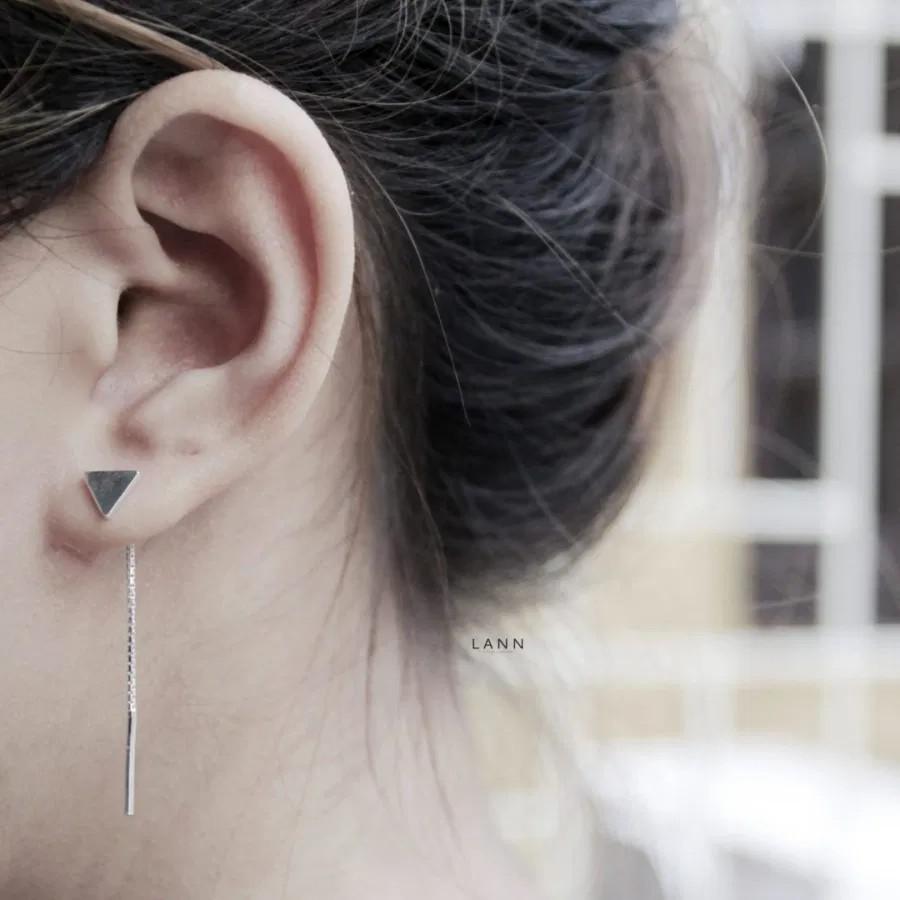 Khuyên xỏ dài đầu tam giác S925 LANN