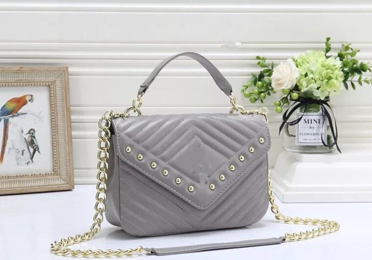 Túi xách tay nữ điệu đà da chần đính kim loại