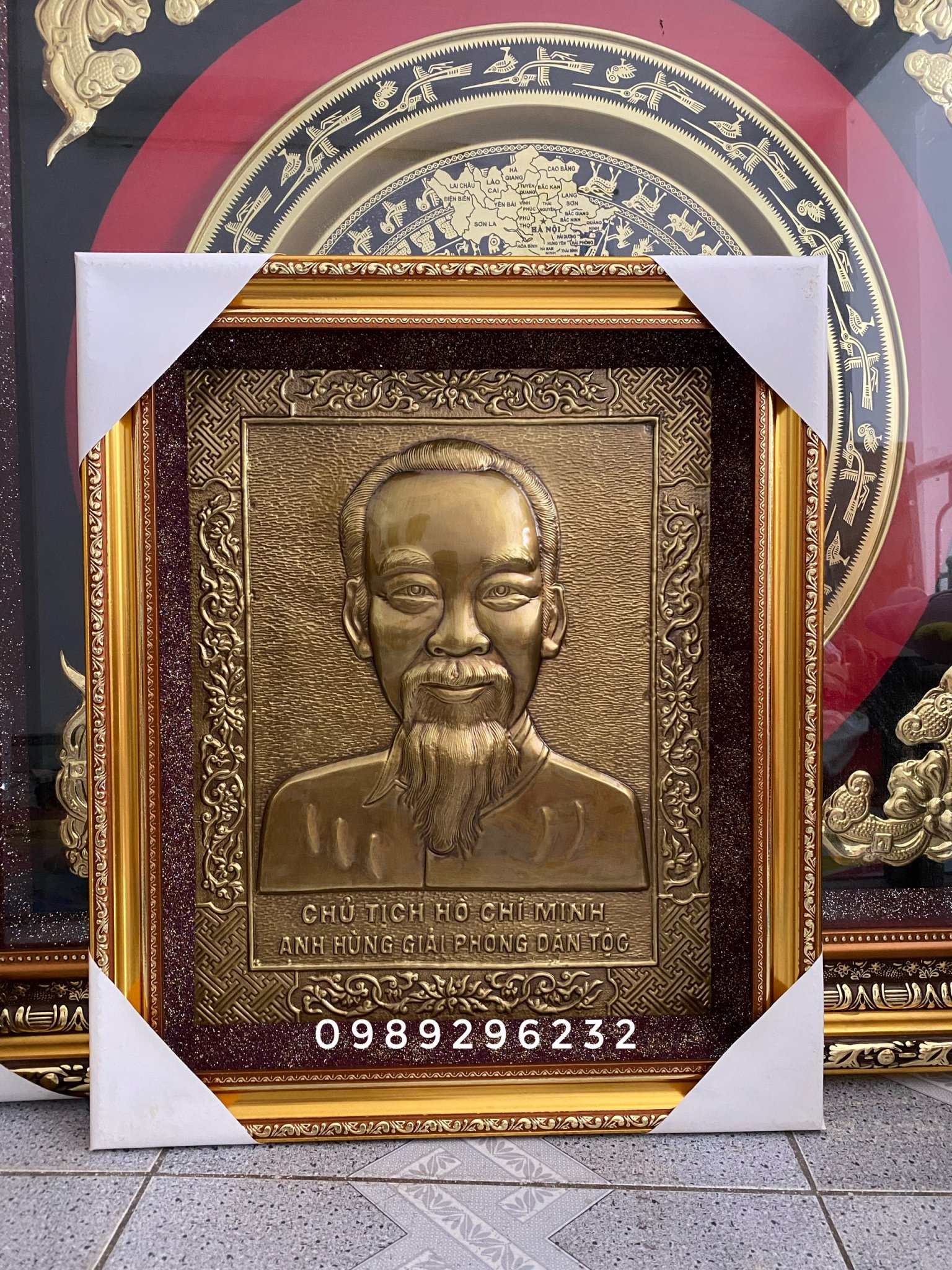 Bức tranh chân dung bác Hồ bằng đồng