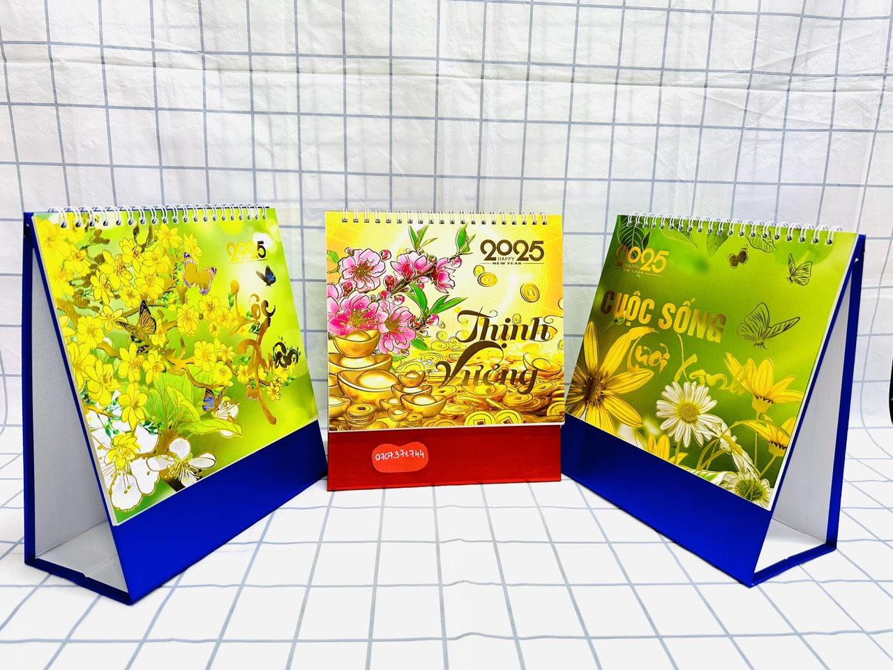 Lịch Để Bàn 2025 Dạng Đứng (17*19cm) Và Ngang (12*25cm) Nhiều Mẫu Đẹp Ý Nghĩa ,Bìa Ép Kim Điển Hình Cao Cấp, Sang Trọng, Tiện Dụng Giấy Dày 200gsm-Mẫu Thịnh Vượ