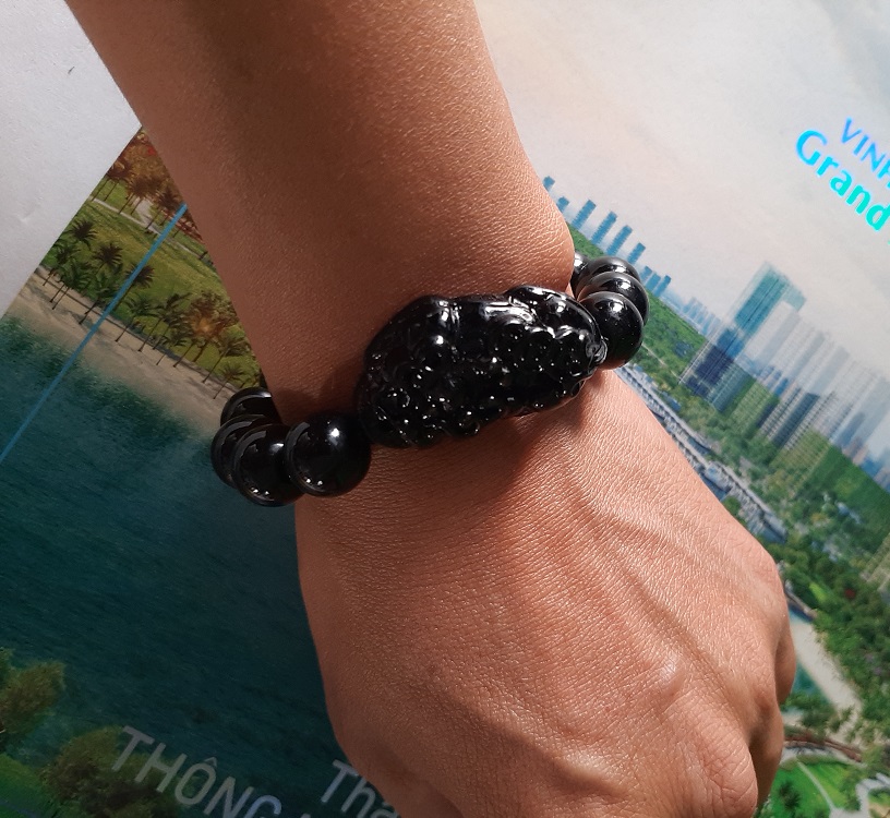 VÒNG TAY ĐÁ ĐEN TÌ HƯU HẠT 10-12 LY CHO NAM VÀ NỮ
