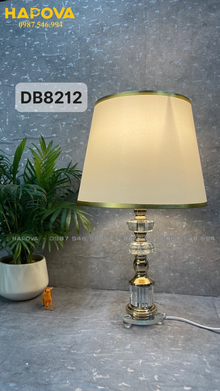 Đèn bàn chụp vải thân thủy tinh HAPOVA 8212