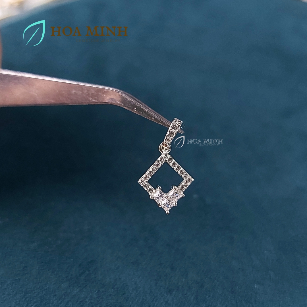 Mặt dây chuyền kiểu hình thoi viền đính đá chất liệu bạc