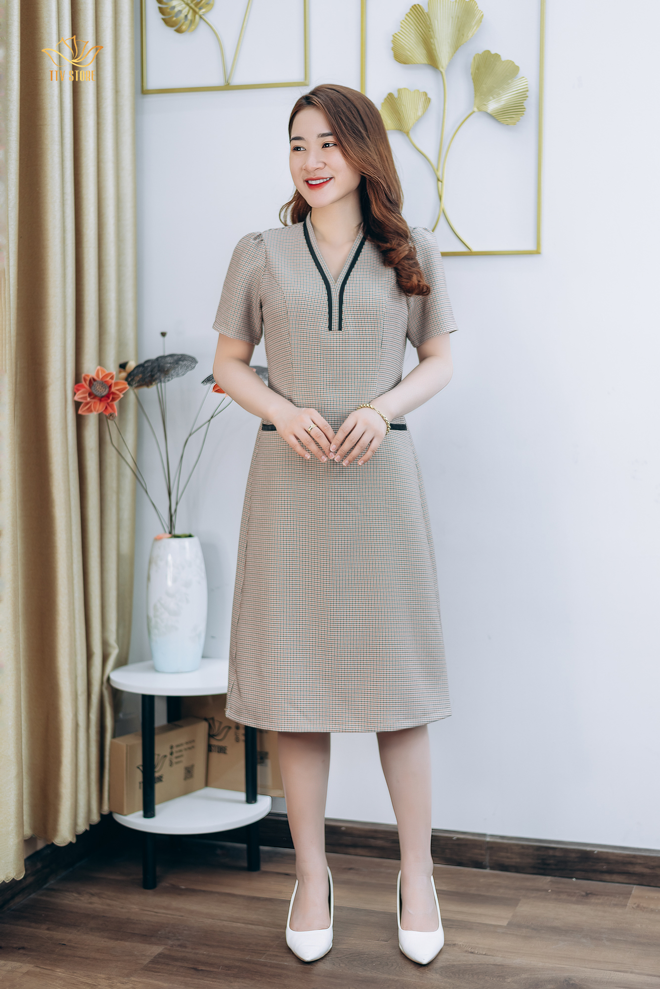 Đầm suông thết kế trung niên cao cấp sang trọng Cổ tim phối viền màu Caro nâu TTV STORE TTV1278