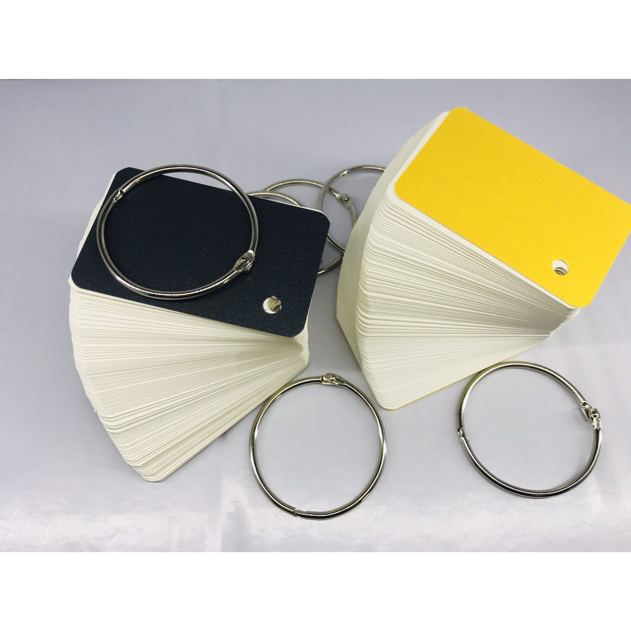 200 Thẻ Flashcard Trắng 5x8cm Dày Giấy Ivory 350gms Kèm Khoen Bìa - Giao Màu Ngẫu Nhiên