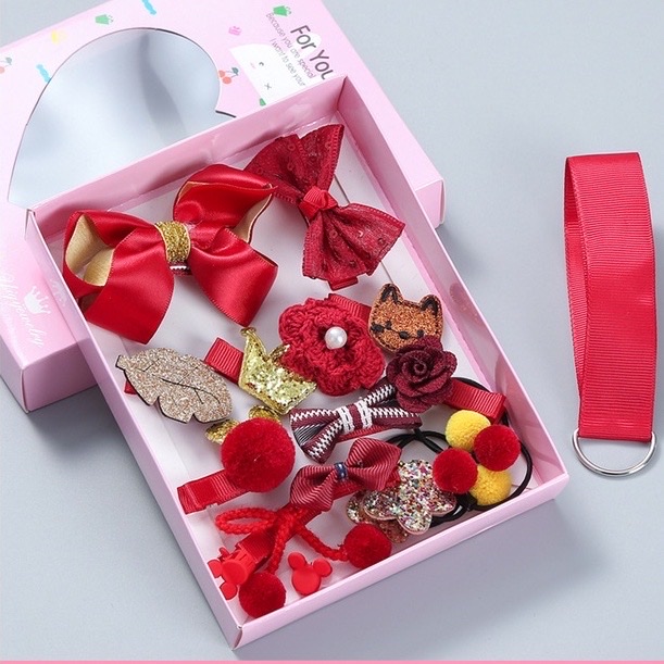 Hộp phụ kiện nơ kẹp , cột tóc cho bé bao gồm 18 chi tiết với phong cách Hàn Quốc  , chất liệu cao cấp nên rất tinh xảo , không gây đau đầu khi bé buột , có thể làm quà tặng xinh xắn cute rất đẹp cho bé yêu