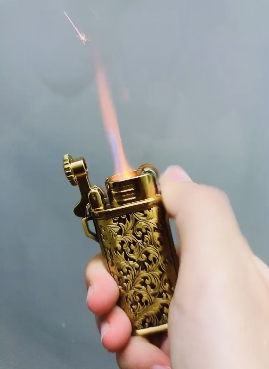 Bật lửa hột quẹt khè gas đá rảnh tay CHIEF CF220B hình hoa văn - xài gas