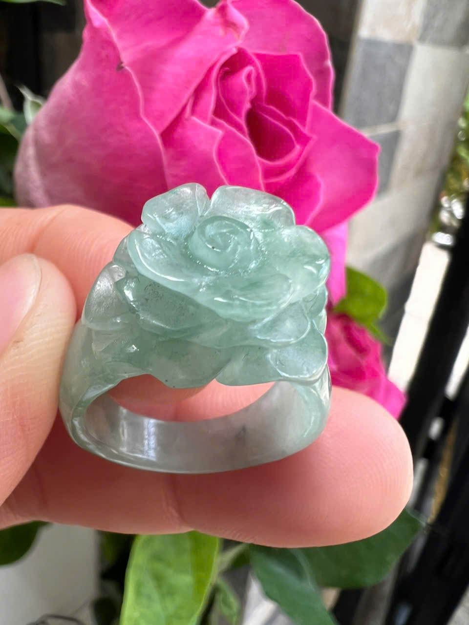 Nhẫn Nữ mới chạm Bông Hồng Nổi Đá Cẩm Thạch Tự Nhiên màu Xanh Đều Bóng đẹp Ni 18mm Cao 28mm Dầy 3mm Chị em Nữ đeo lên tay xinh xắn ạ