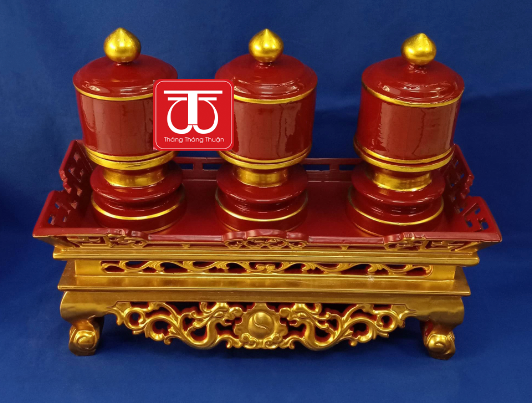 KHAY ĐÀI GỖ SƠN SON THẾP VÀNG. KÍCH THƯỚC KHAY 44*18*18 CM. BA ĐÀI PHI 10CM