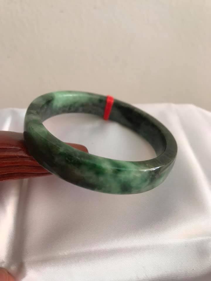 VÒNG CẨM THẠCH VIP BẢN VUÔNG NGỌC SƠN THUỶ 51mm BÓNG ĐẸP  Size VÒNG 51mm BẢN CAO 10,5mm X DẦY 6mm  MÀU XANH NGỌC LAM SƠN THUỶ BÓNG ĐẸP LẮM LUÔN Ạ NỮ 48kg - 55kg ĐEO