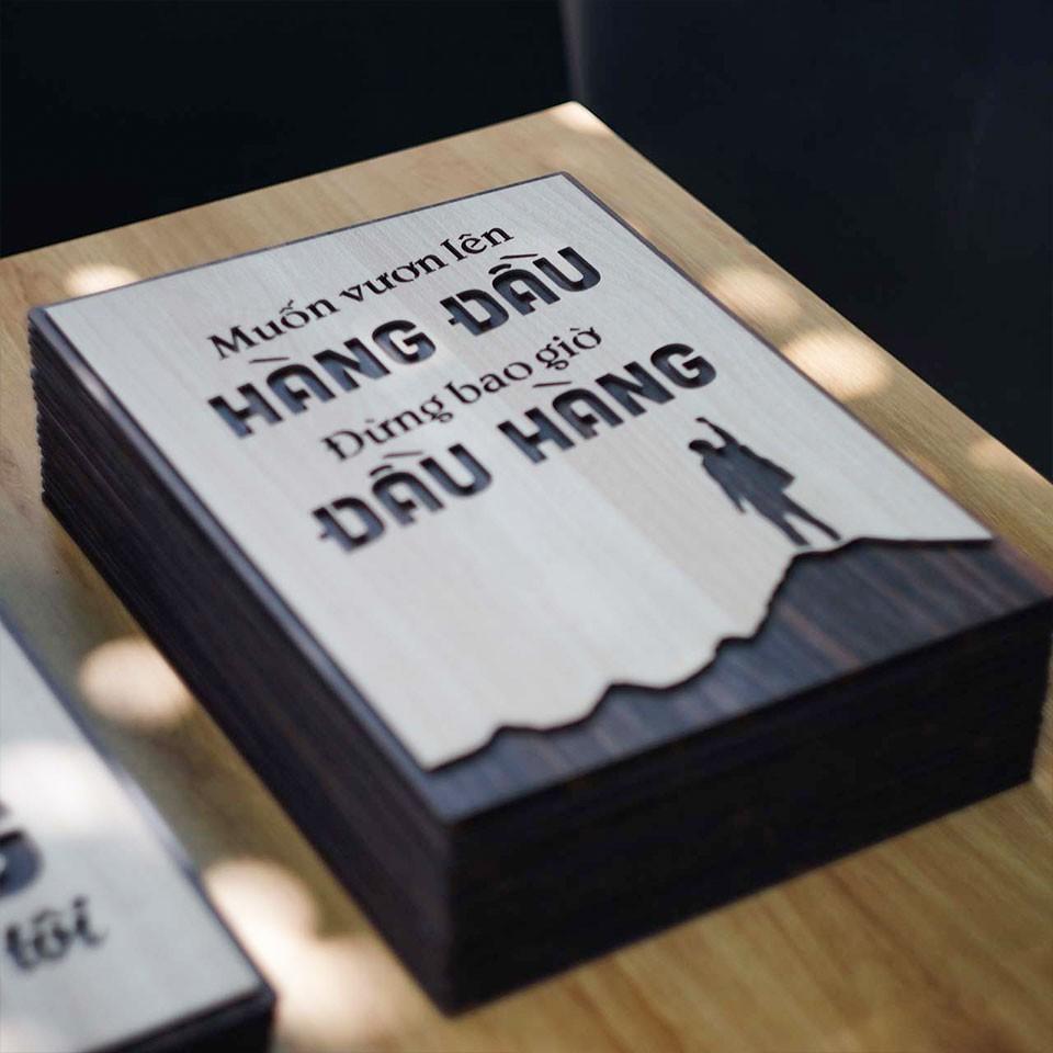 Tranh động lực trang trí văn phòng - Muốn vương lên hàng đầu đừng bao giờ đầu hàng