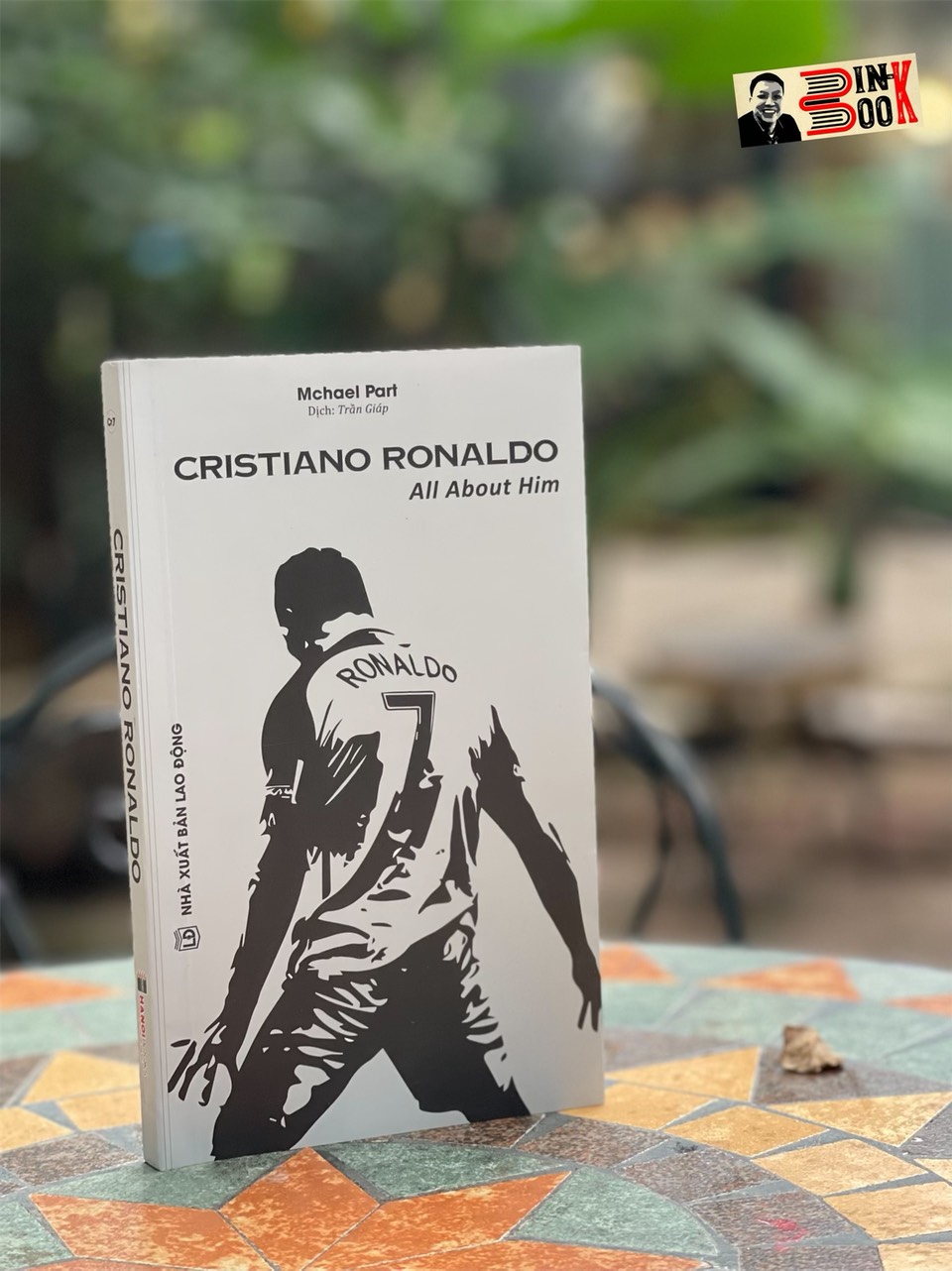 CRISTIANO RONALDO –ALL ABOUT HIM – Mchael Part – Trần Giáp dịch-Hanoibooks – NXB Lao Động