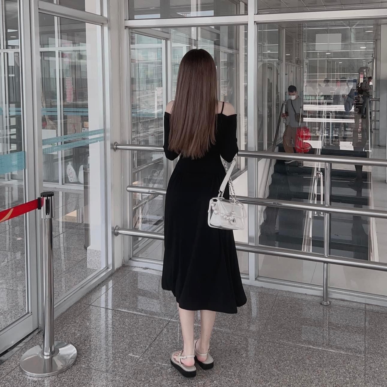 ĐẦM ĐEN DÀI THUN GÂN ÔM BODY SUÔNG TRƠN HAI DÂY TRỄ VAI TAY DÀI MIDI DẠO PHỐ ĐI BIỂN ĐI TIỆC