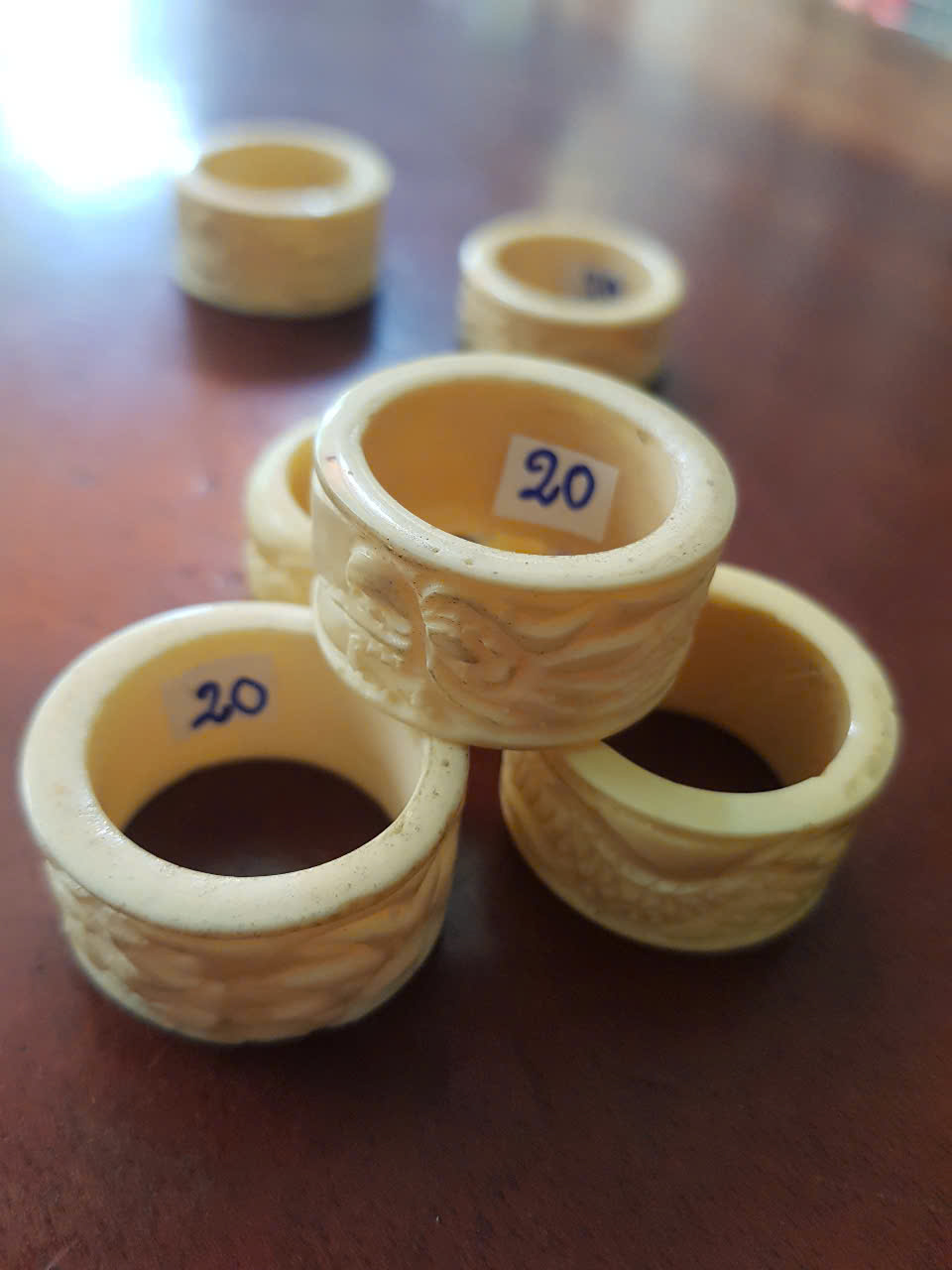 Nhẫn Càn Long Chạm Rồng Nam Giả Ngà hay Xương Mỹ Nghệ màu trắng Ni 20mm Cao 14mm Dầy 3mm Dành Cho Các Anh Nam đeo nhẫn ngón tay cái hay bất kỳ ngón tay nào ni lọt vừa tay là 20mm rẻ vẫn đẹp như thường ạ