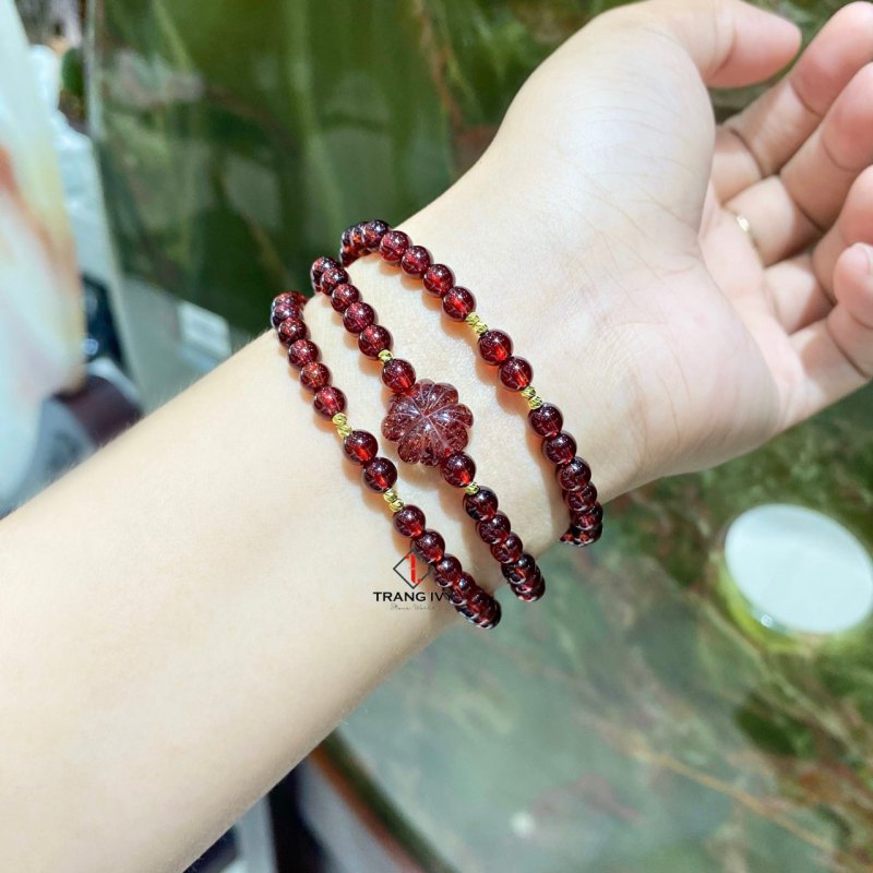 Vòng Tay Garnet Mix Cỏ 4 Lá Thạch Anh Tóc Đỏ