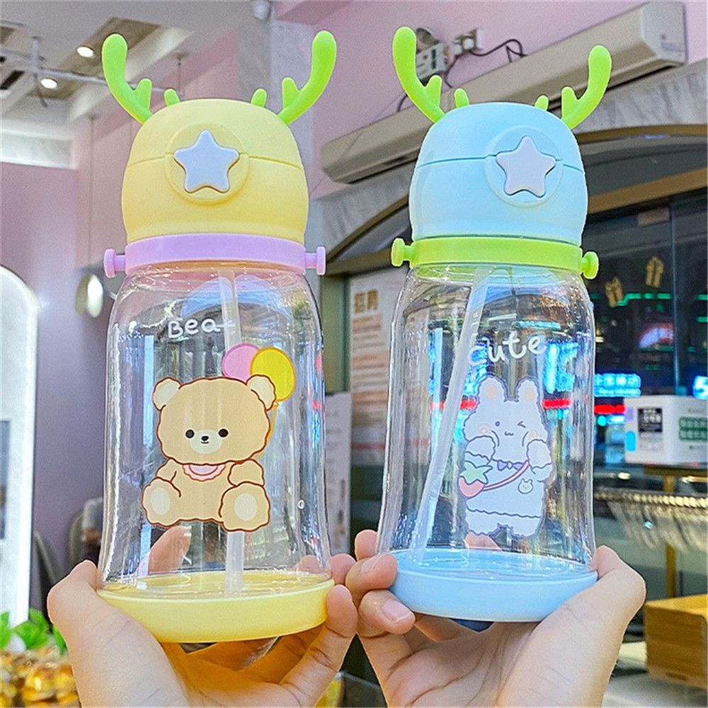 Bình nước sừng hươu nhựa PP có ống hút, dây đeo hoạt hình dễ thương dung tích 600ml KHN022