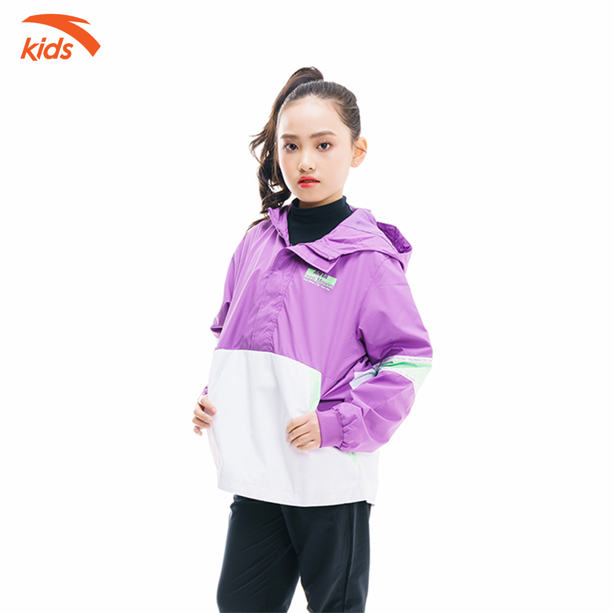 Áo khoác gió bé gái Anta Kids 362017611-5, dáng áo hoodie, có túi gấp gọn bên trong áo