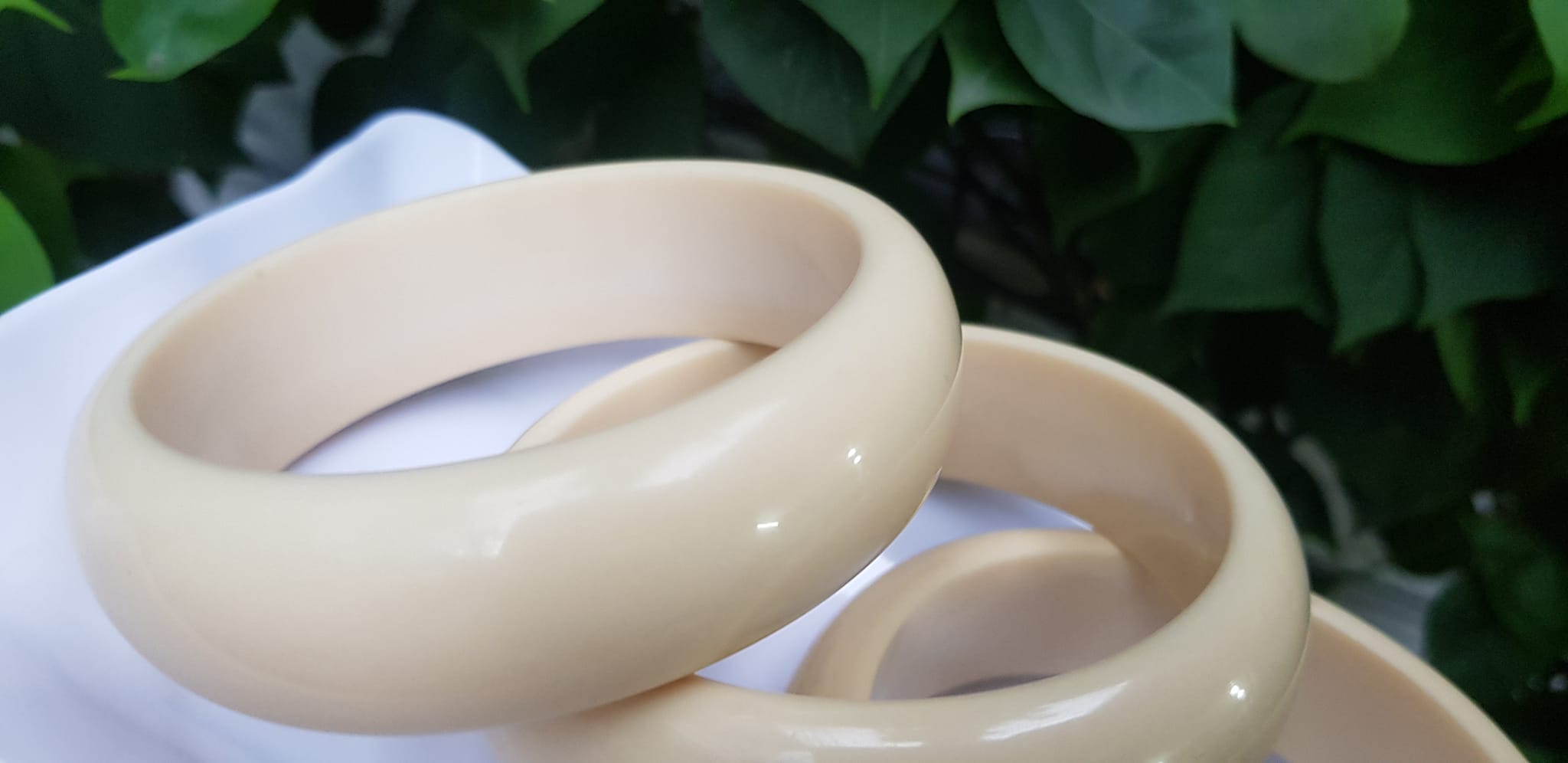 Vòng Tay Nam Giả Ngà hay gọi Xương Mỹ Nghệ Ni to 72mm x cao 22mm x dầy 10mm Nam tay tròn đeo tầm 80kg - 90kg hơn đeo ạ