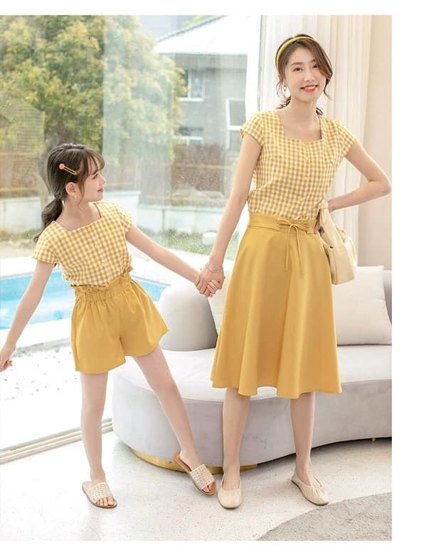 Set áo caro phối chân váy cho mẹ và quần short cho bé