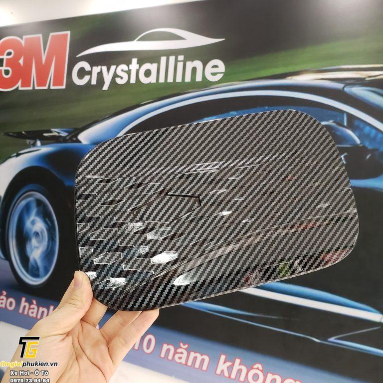 Ốp nắp bình xăng Kia Carnival 2022 vân Carbon