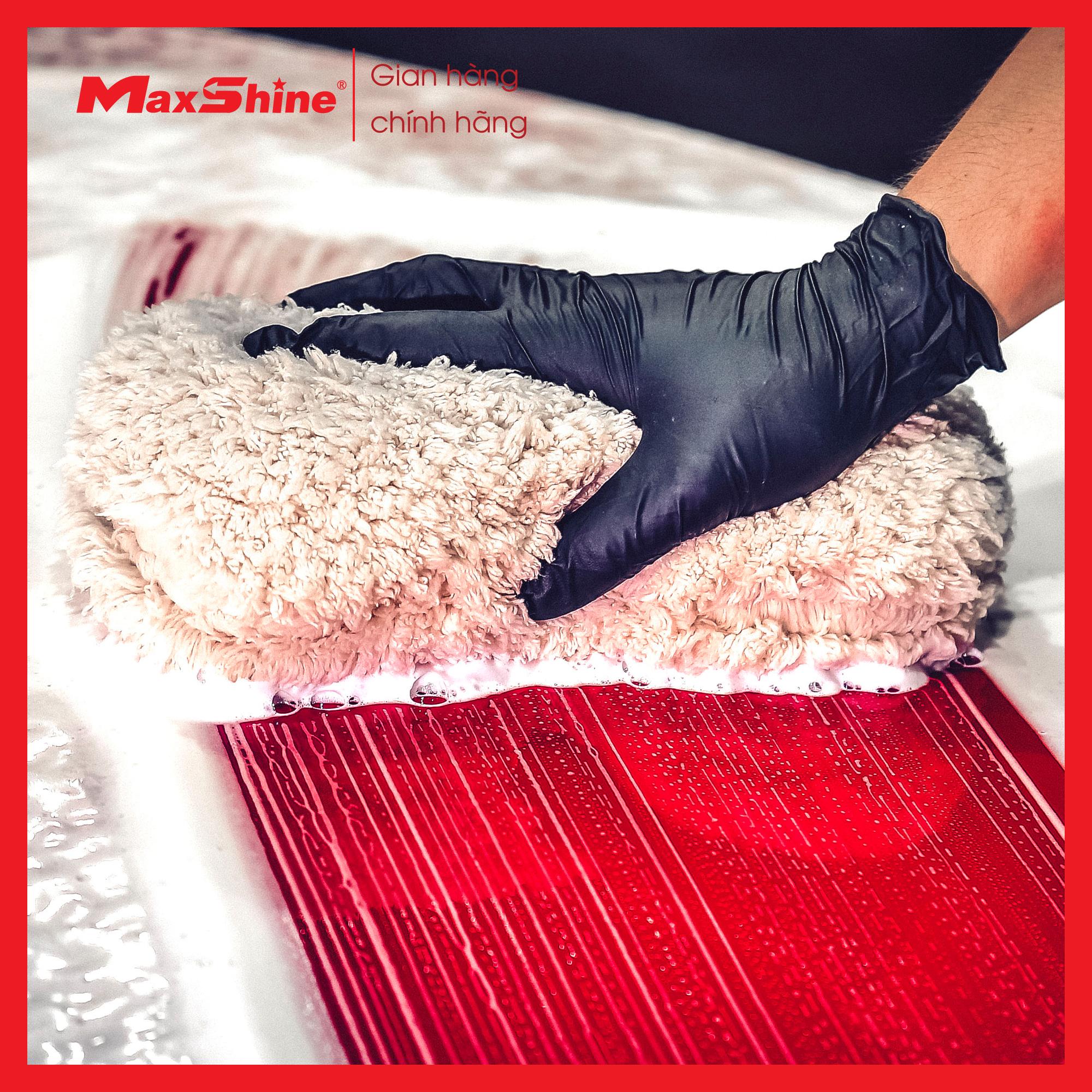 Miếng rửa xe sợi nhỏ Maxshine 1140003B được làm bằng chất liệu len siêu mềm, không bị rụng lông khi sử dụng và không bị ăn mòn bởi hóa chất.