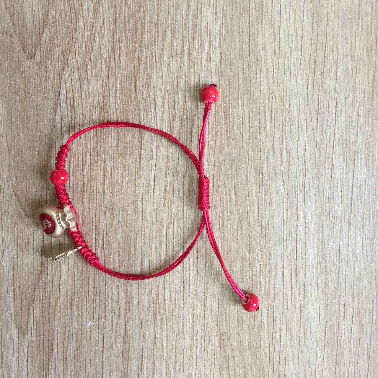 Vòng tay túi tiền may mắn bện dây đỏ