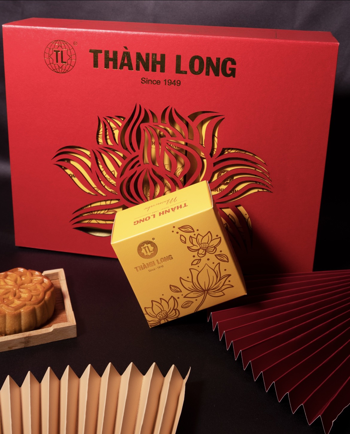 Bộ hộp Bánh trung thu 4 bánh 2 trứng 220g cao cấp tráng gương Long Hưng - Thành long - 880g - tặng 1 hộp trà - VIỆT NAM