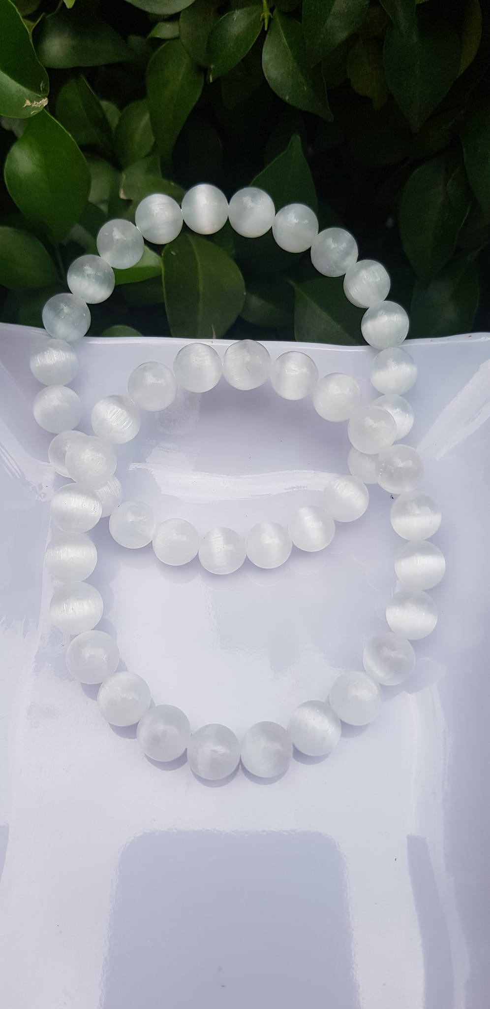 Vòng tay phong thủy may mắn Nữ đá mắt mèo trắng thiên nhiên Size hạt 8mm bóng sáng tuyệt đẹp màu trắng trong ánh sáng đẹp Chất liệu đá mắt mèo bóng đẹp chuẩn hợp nữ mệnh kim, mệnh thủy đeo giá rẻ bao đẹp ạ  đeo tốt sức khỏe, may mắn phong thủy tài lộc ạ