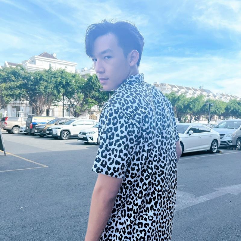 Áo Sơ Mi Nam Nữ Unisex Họa Tiết Trắng Đen Tay Ngắn, Chất Lụa Gân Dày Đẹp, Hàng Thiết Kế Mr.Smile 99 Shop