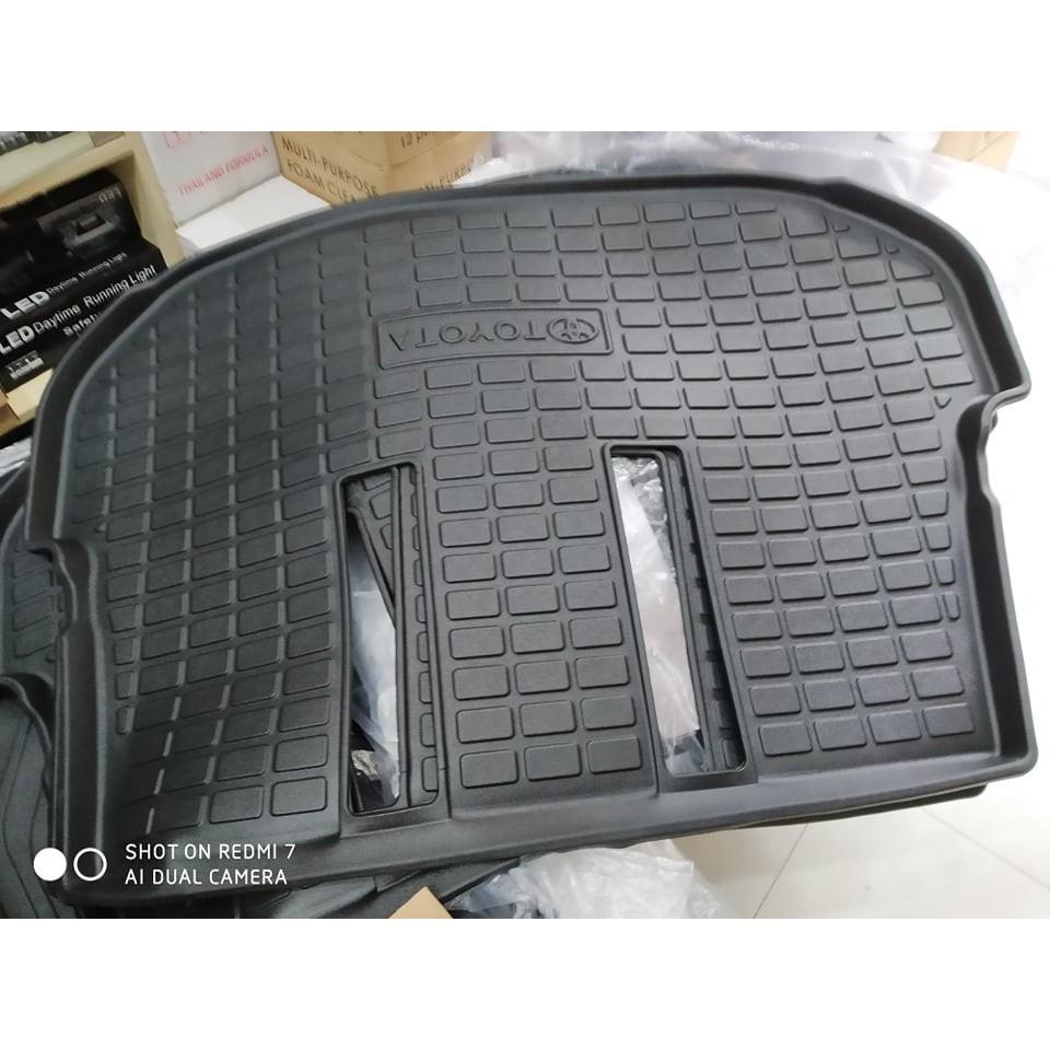 Miếng lót cốp cao cấp dành cho xe Toyota Innova 2009-2019 nhựa dẻo màu đen ko mùi