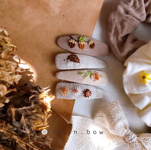 Nơ và scrunchies và kẹp linen thêu