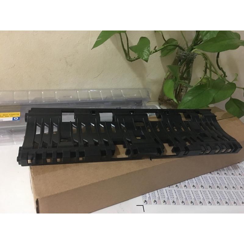 Miếng nhựa hướng giấy ra Đứng máy photo Ricoh MP 4000/4001/4002/5000/5001/5002_D009-4442