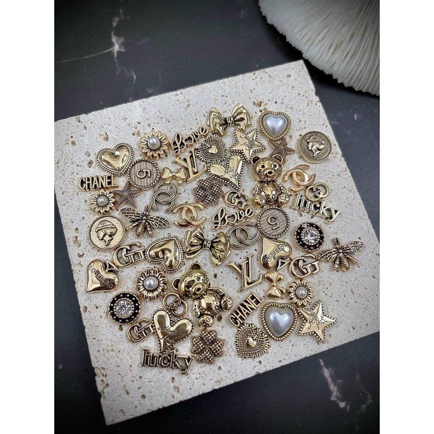 Charm kim loại, charm thương hiệu