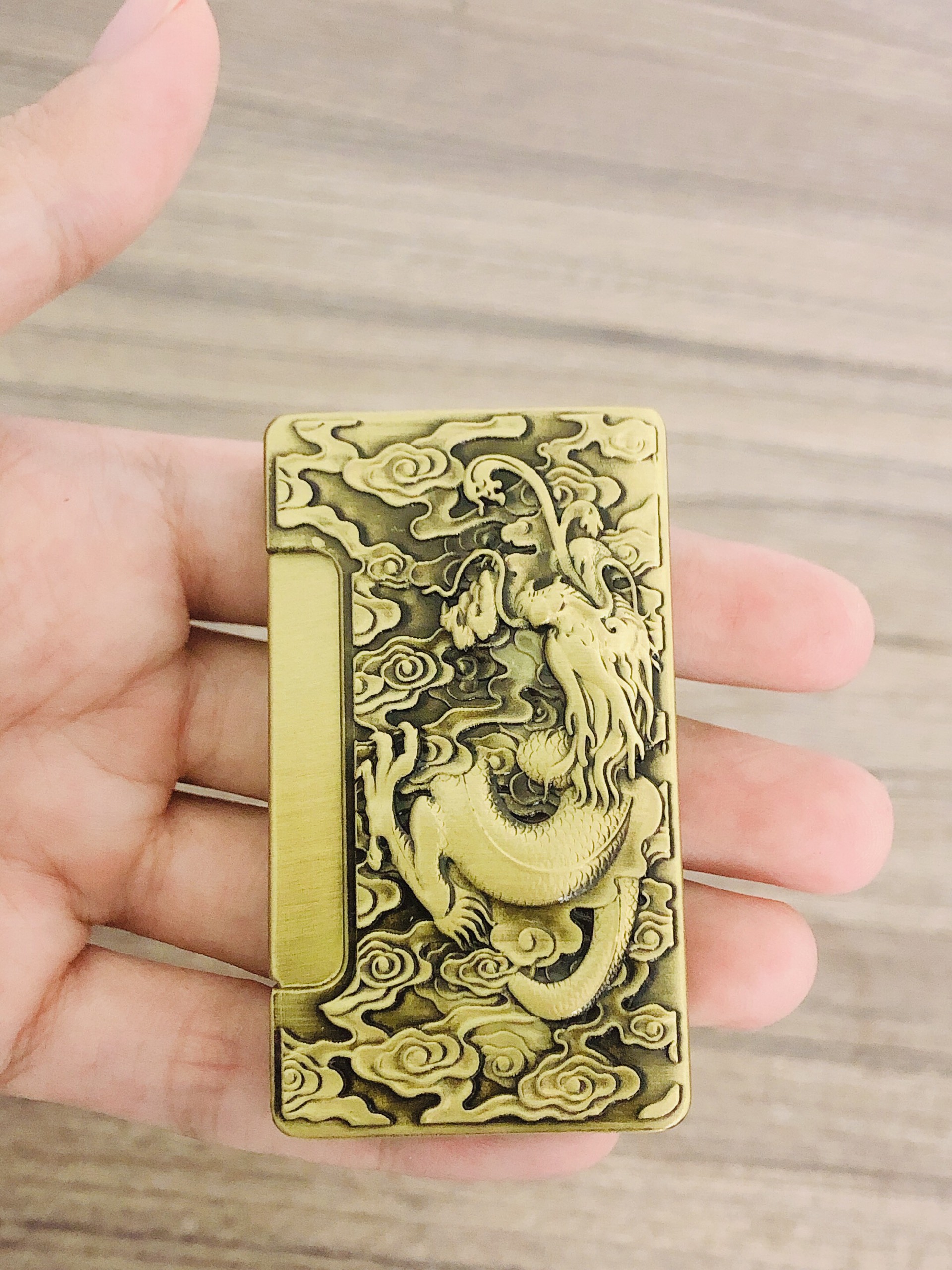 Bật lửa hột quẹt khè 2 tia bấm ngang hình Rồng khắc nổi - xài ga
