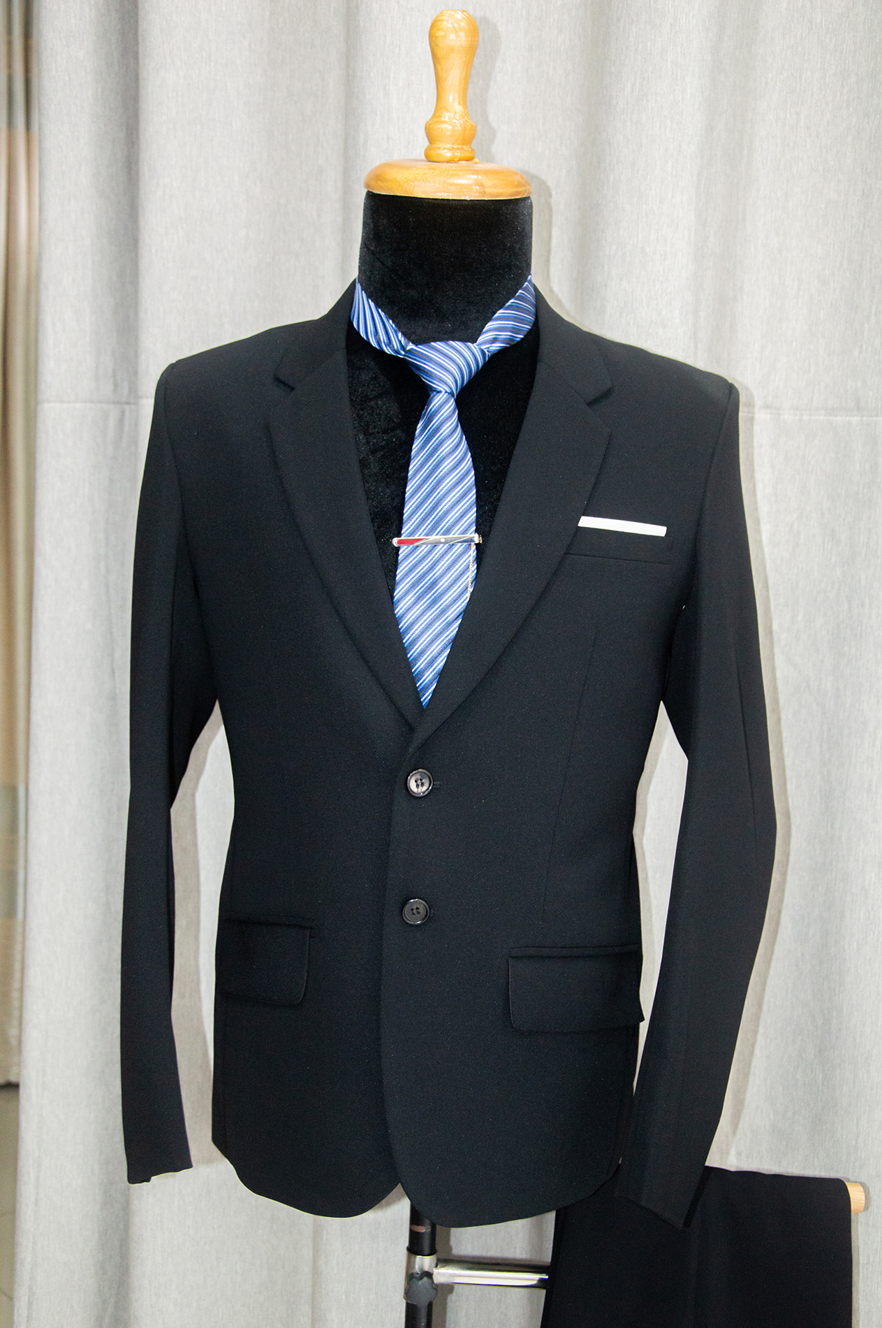 Bộ vest nam 2 nút form suông màu đen chất liệu co dãn , thoáng mát tặng kèm combo phụ kiện