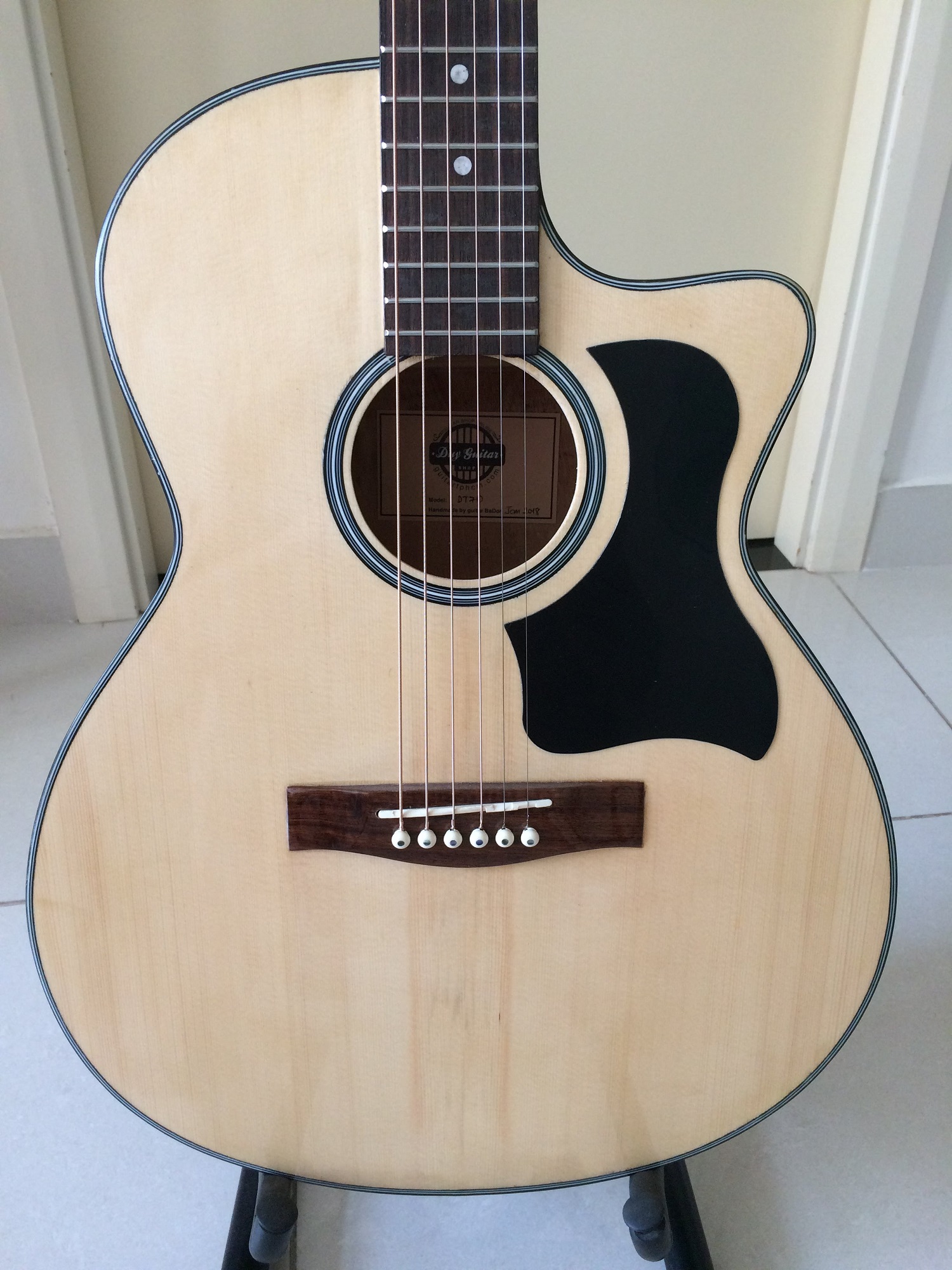 Đàn Guitar Acoustic DT70 màu gỗ tự nhiên laminate cần đàn có ty dành cho bạn mới tập Duy Guitar tặng 4 phụ kiện