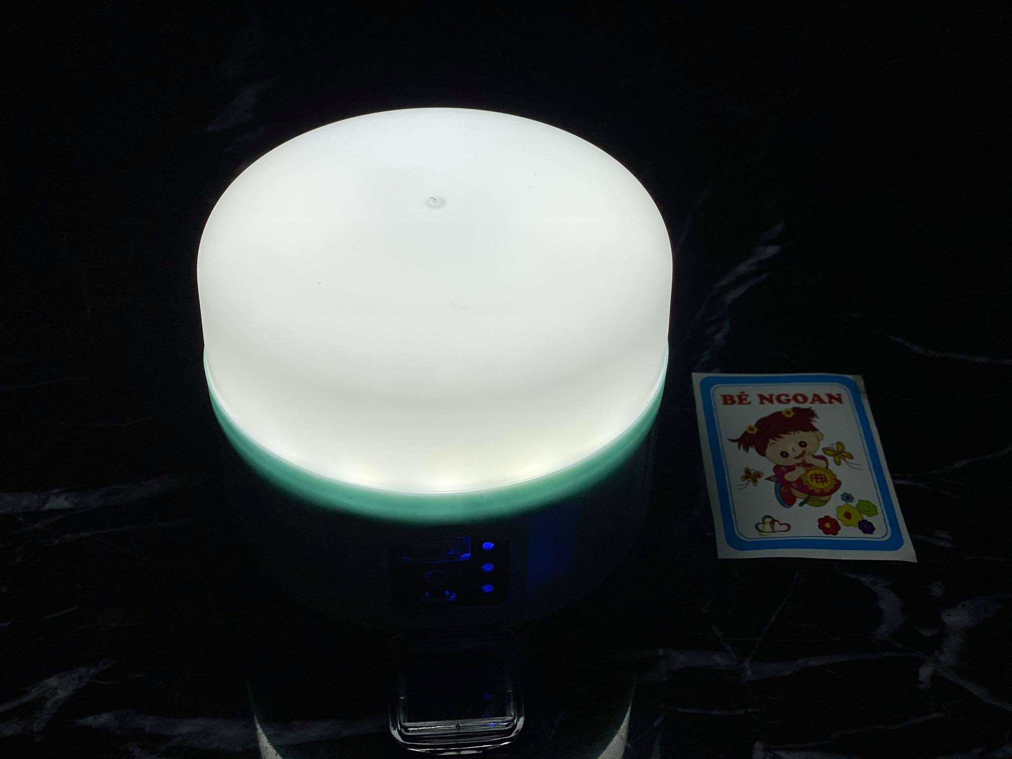 Đèn led tích điện năng lượng mặt trời tích hợp chức năng sạc dự phòng