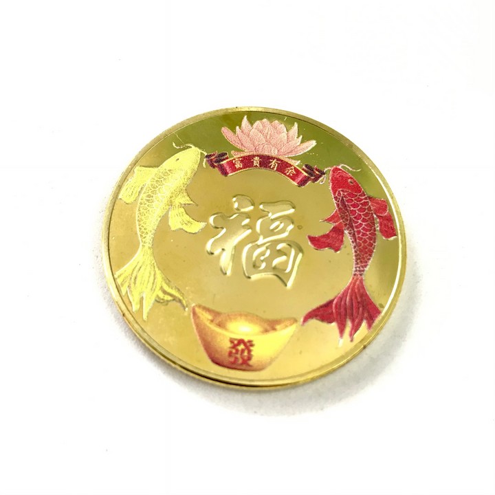 Xu song ngư in Màu dùng để trang trí bàn sách, bàn làm việc, bàn tiệc, xỏ lỗ đeo dây rất may mắn, kích thước 4cm, màu vàng - TMT Collection - SP005269
