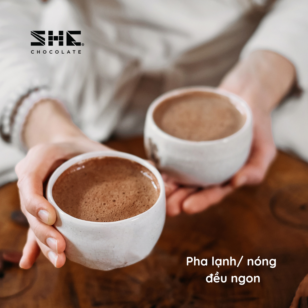 Socola bột Dừa lạnh - Túi 500g - SHE Chocolate. Pha uống tiện lợi, bổ sung năng lượng, tốt cho sức khỏe, đa dạng vị giác. Quà tặng sức khỏe, quà tặng người thân, dịp lễ