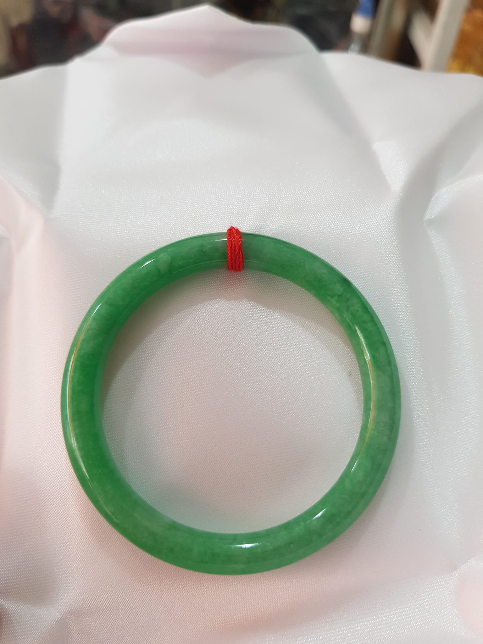 Vòng Tay Đá Cẩm Thạch Đậu 50mm x 7mm đẹp Màu Xanh Ngọc Đậu đều đẹp Hợp mệnh Hỏa Mộc Thủy Nữ cân nặng 50kg - 55kg đeo đẹp ạ