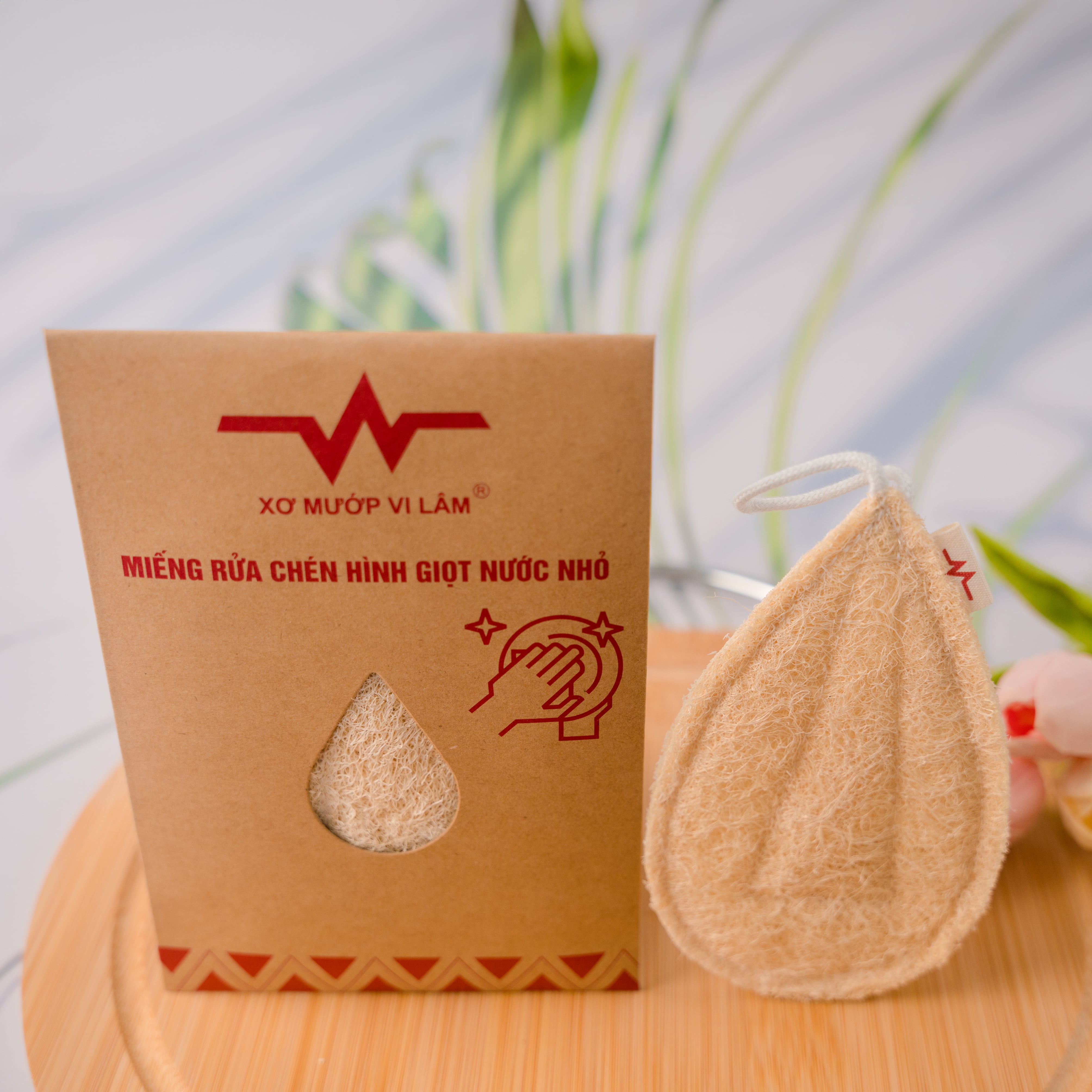 Miếng rửa chén xơ mướp thiên nhiên hình giọt nước nhỏ, tiện lợi khi sử dụng, không gây hại da tay và thân thiện với môi trường. Không gây xước men chén đĩa khi cọ rửa.