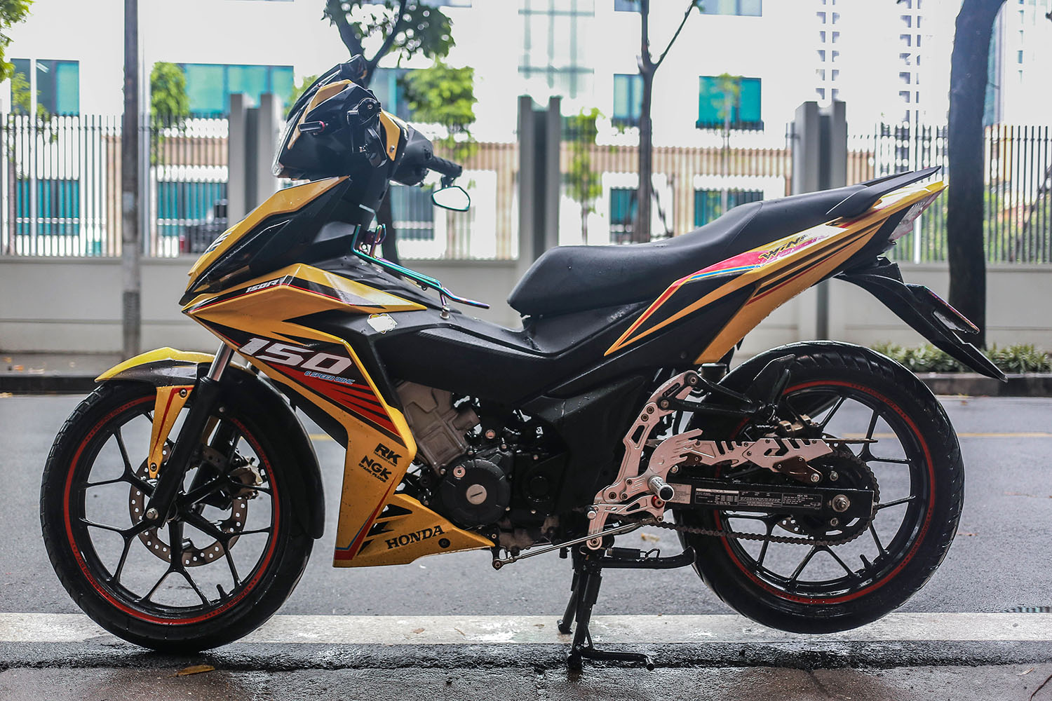 Tem trùm Winner 150 White Red Yellow