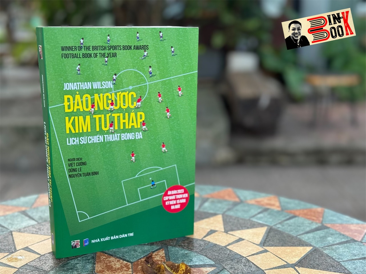 (Ấn bản 2023 cập nhật trọn vẹn kỷ niệm 15 năm ra mắt) ĐẢO NGƯỢC KIM TỰ THÁP – LỊCH SỬ CHIẾN THUẬT BÓNG ĐÁ - Jonathan Wilson – dịch giả Việt Cường, Dũng Lê và Nguyễn Tuấn Bình