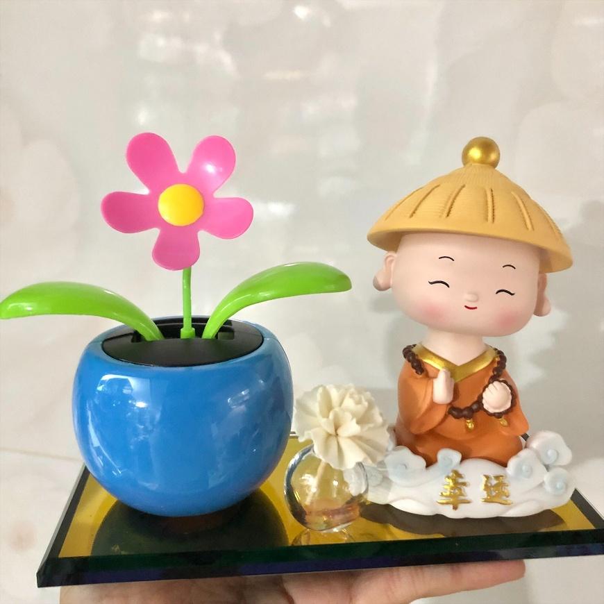 Tượng nước hoa chú tiểu gật đầu dễ thương trang trí xe hơi, ô tô