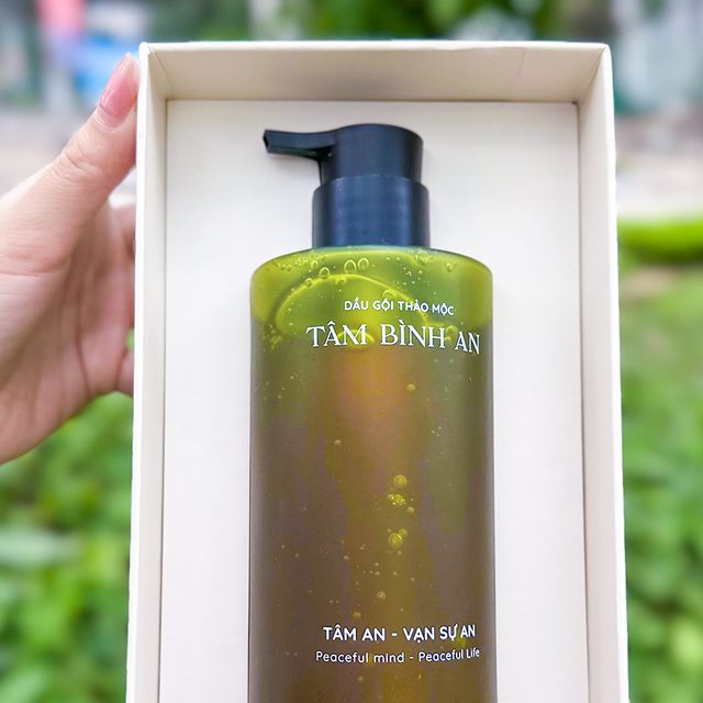 Dầu Gội Tâm Bình An giữ tron tinh túy từ các nguyên liệu thiên, cung cấp dưỡng chất từ dược liệu quý Trà Hoa Vàng - 500ml