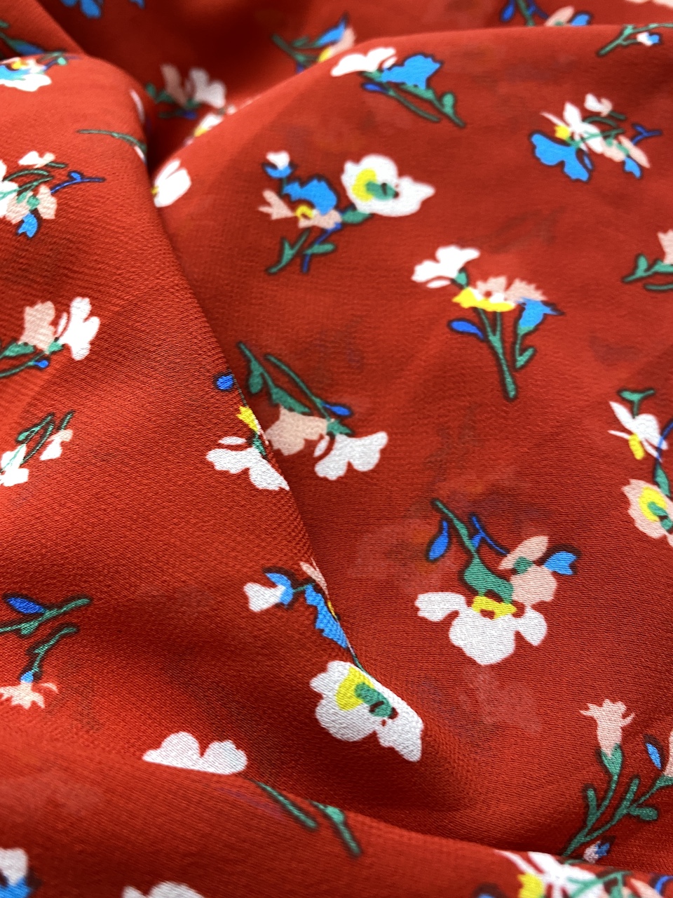 Vải voan chiffon nền đỏ hoa nhí ms 1607