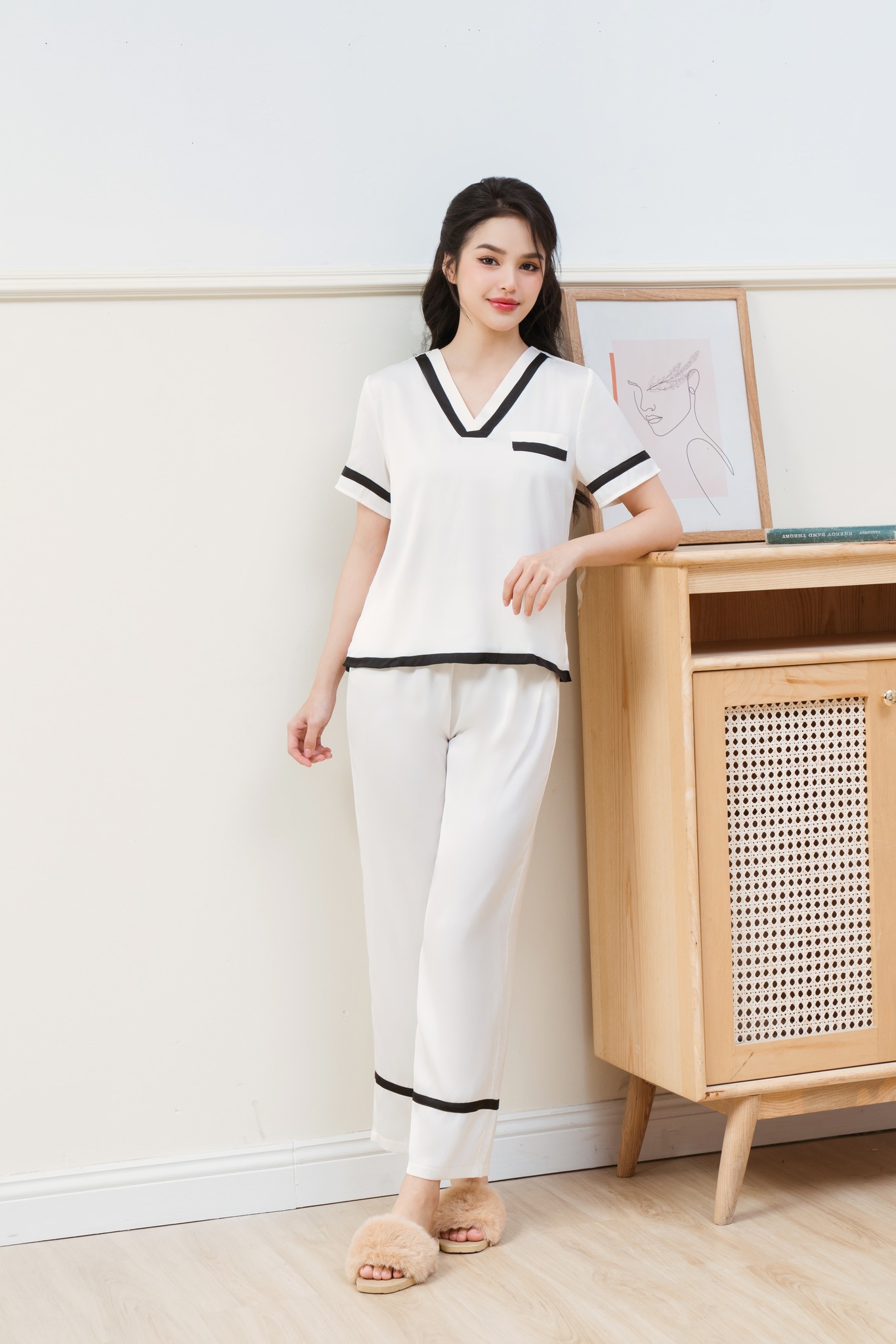 Bộ Pijama Lụa Trắng Viền Đen Dáng Dài Basic Loirechic LPD20