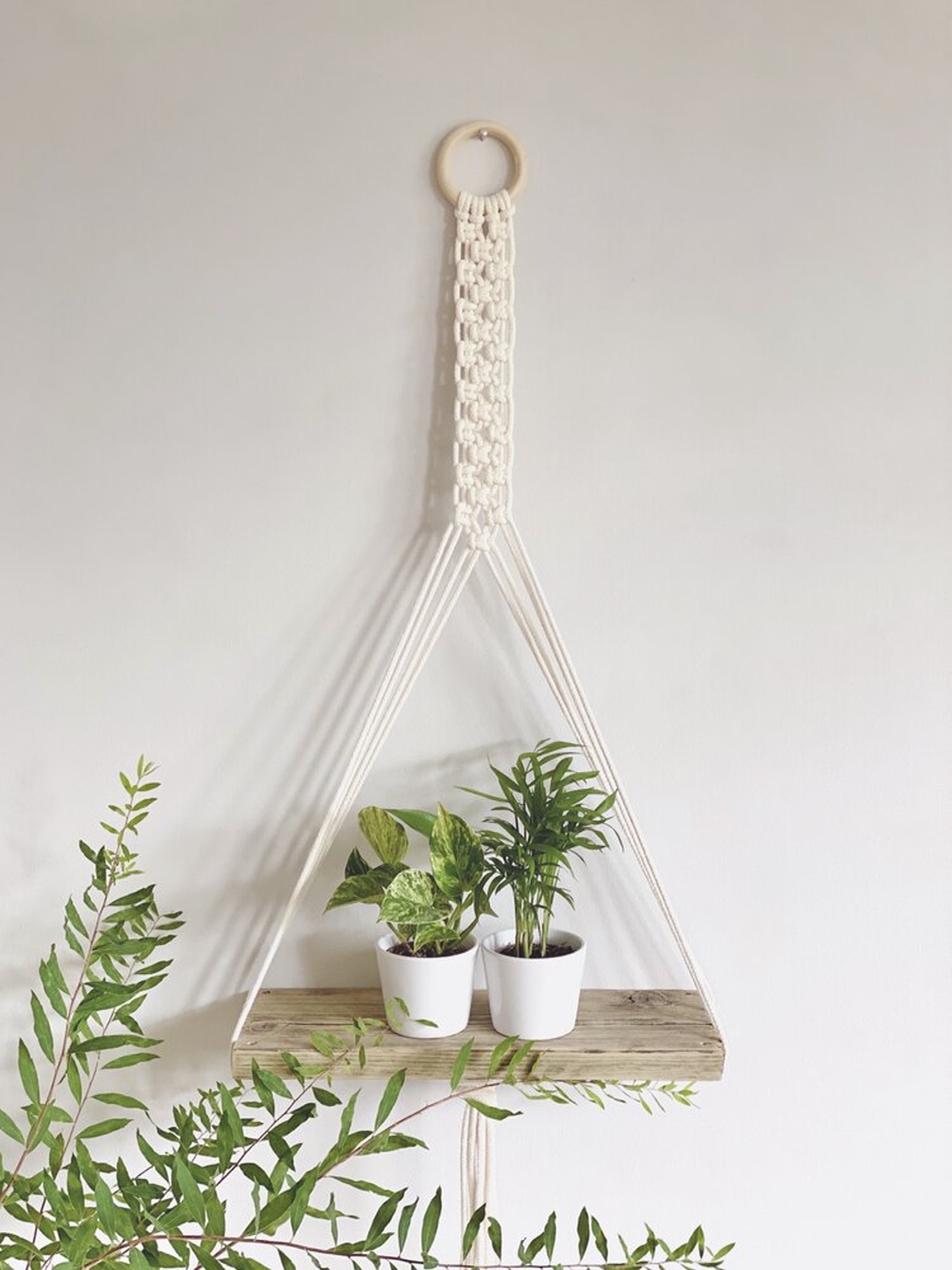 Kệ gỗ trang trí treo tường tết dây thủ công kết hợp vòng gỗ độc đáo , màu tự nhiên, KT 30x10cm. KG19321